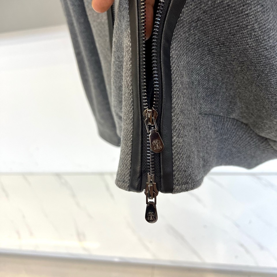 BC -2025秋冬新品男士外套，这款翻领夹克采用70%羊毛、28%聚酯纤维与2%莫代尔的创新混纺面料，