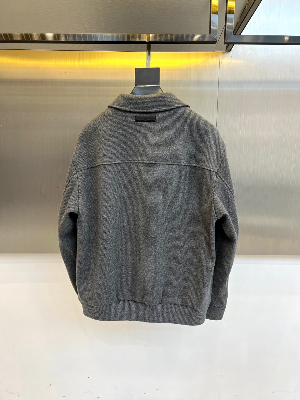 BC -2025秋冬新品男士外套，这款翻领夹克采用70%羊毛、28%聚酯纤维与2%莫代尔的创新混纺面料，