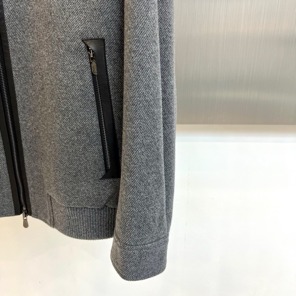 BC -2025秋冬新品男士外套，这款翻领夹克采用70%羊毛、28%聚酯纤维与2%莫代尔的创新混纺面料，