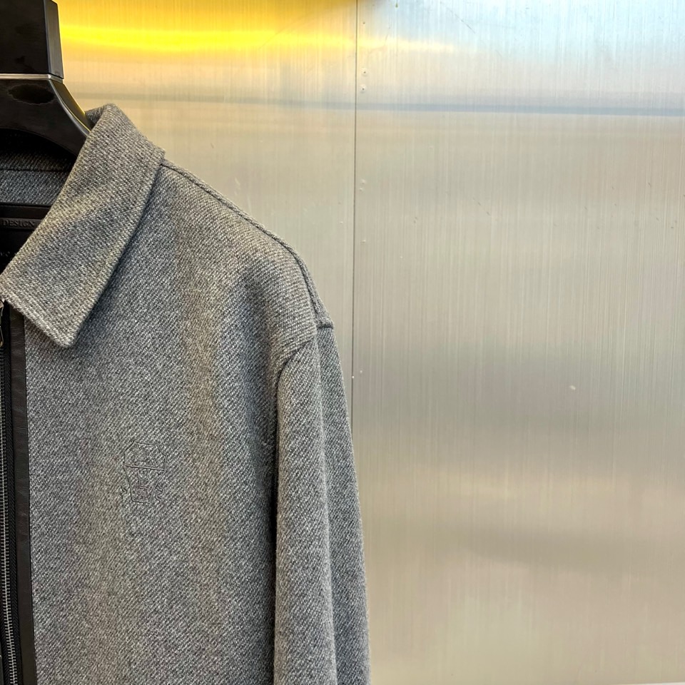 BC -2025秋冬新品男士外套，这款翻领夹克采用70%羊毛、28%聚酯纤维与2%莫代尔的创新混纺面料，