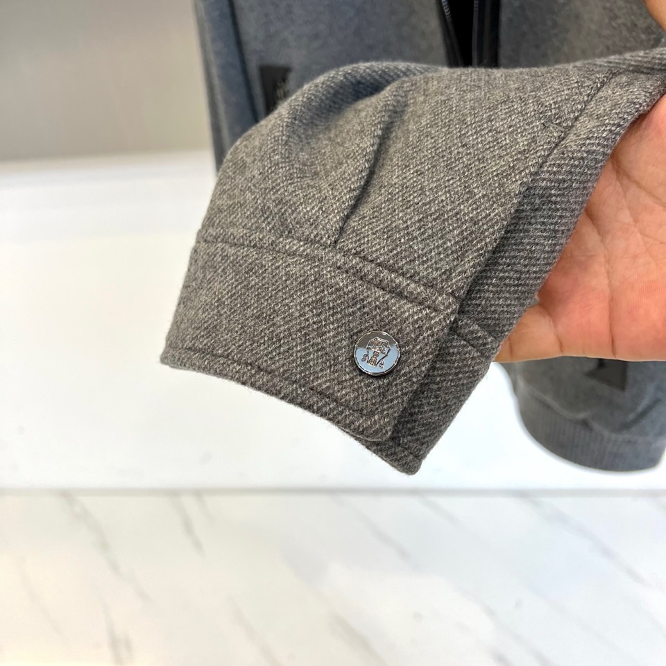 BC -2025秋冬新品男士外套，这款翻领夹克采用70%羊毛、28%聚酯纤维与2%莫代尔的创新混纺面料，