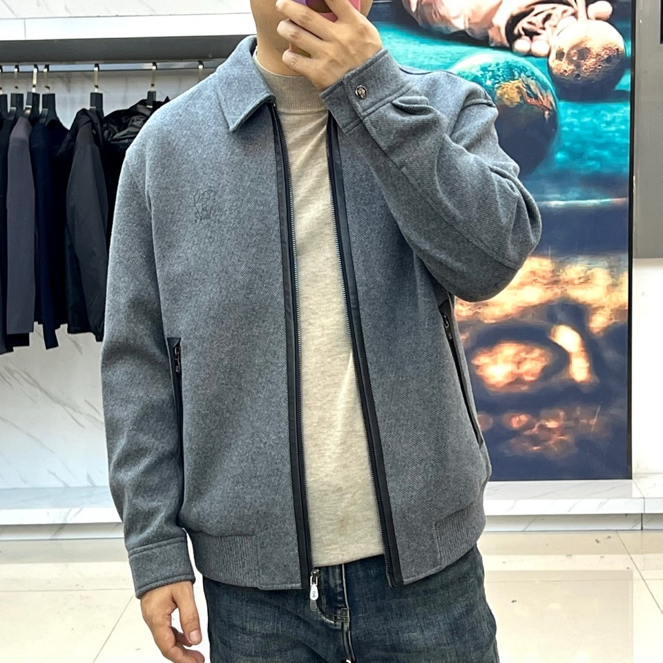 BC -2025秋冬新品男士外套，这款翻领夹克采用70%羊毛、28%聚酯纤维与2%莫代尔的创新混纺面料，