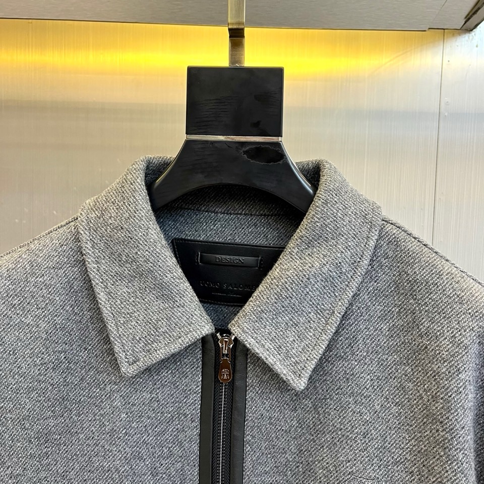 BC -2025秋冬新品男士外套，这款翻领夹克采用70%羊毛、28%聚酯纤维与2%莫代尔的创新混纺面料，