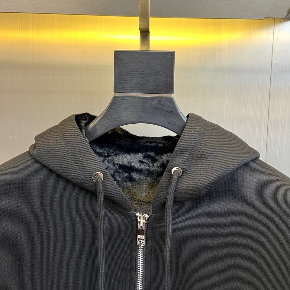 Prad普拉、2025秋冬新品连帽毛绒保暖外套，以极简主义诠释实用美学。这款外套采用立体剪裁的连帽设计，