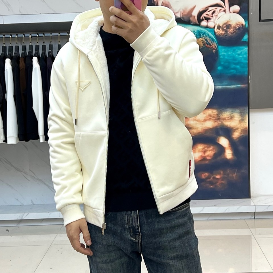 Prad普拉、2025秋冬新品连帽毛绒保暖外套，以极简主义诠释实用美学。这款外套采用立体剪裁的连帽设计，