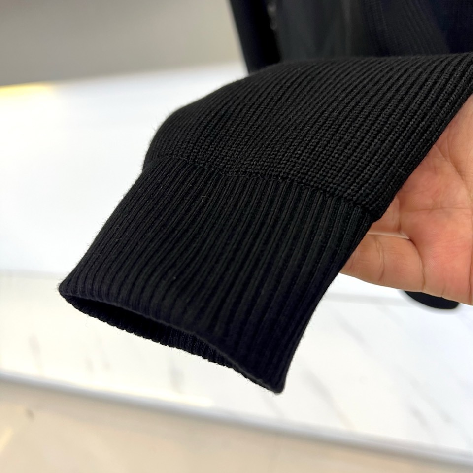 Loro Piana诺悠翩雅、2025秋冬新品立领菱形绗缝羽绒夹克，重新定义都市御寒着装。款式设计兼具现