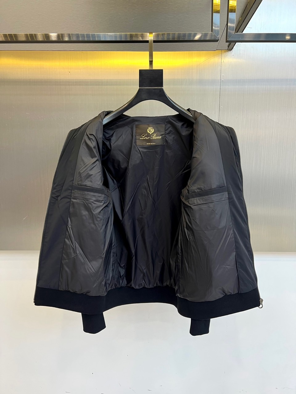 Loro Piana诺悠翩雅、2025秋冬新品立领菱形绗缝羽绒夹克，重新定义都市御寒着装。款式设计兼具现