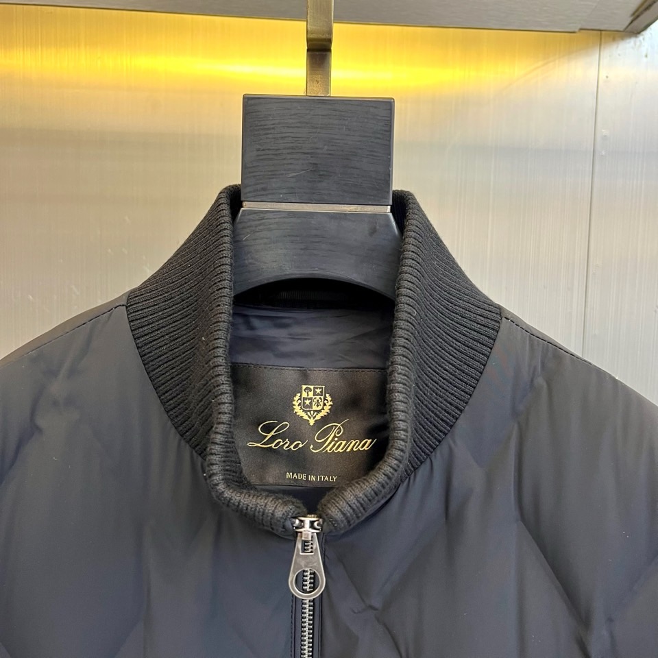 Loro Piana诺悠翩雅、2025秋冬新品立领菱形绗缝羽绒夹克，重新定义都市御寒着装。款式设计兼具现