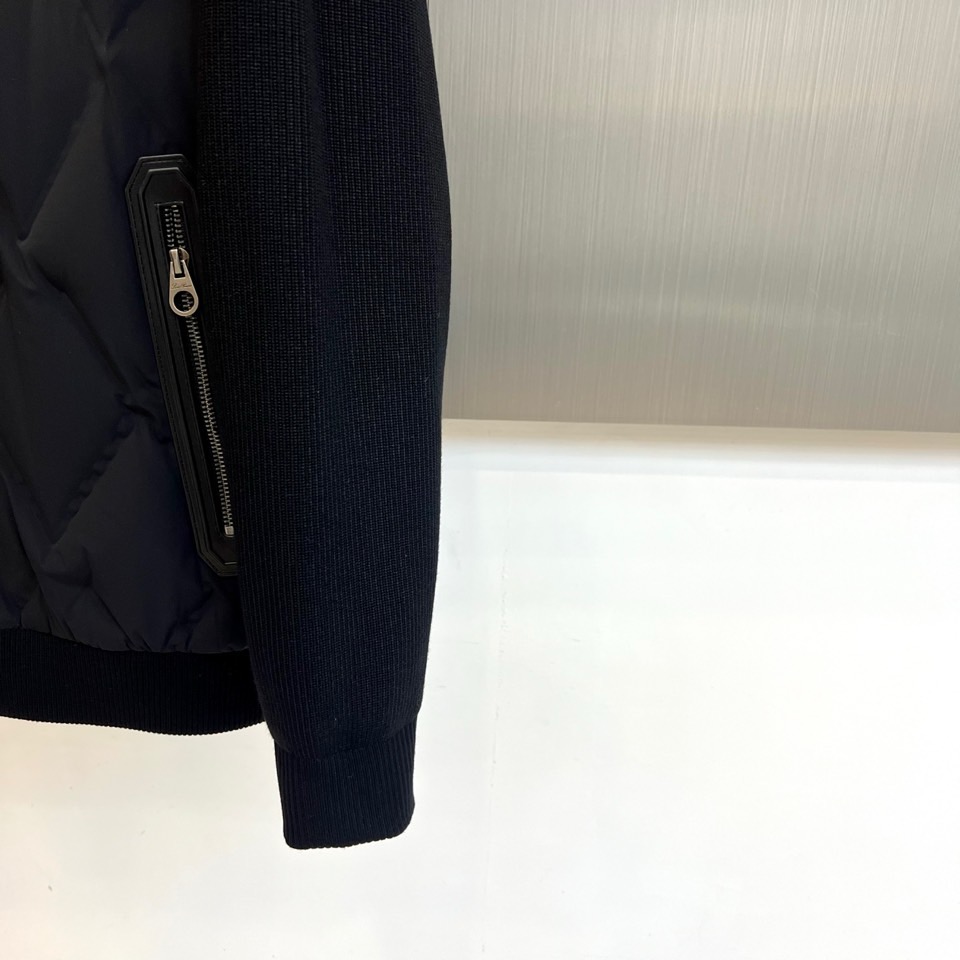 Loro Piana诺悠翩雅、2025秋冬新品立领菱形绗缝羽绒夹克，重新定义都市御寒着装。款式设计兼具现