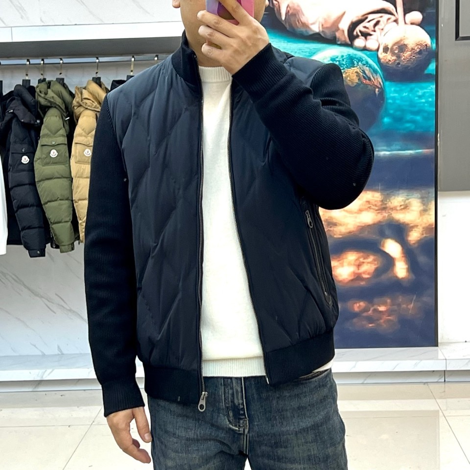 Loro Piana诺悠翩雅、2025秋冬新品立领菱形绗缝羽绒夹克，重新定义都市御寒着装。款式设计兼具现