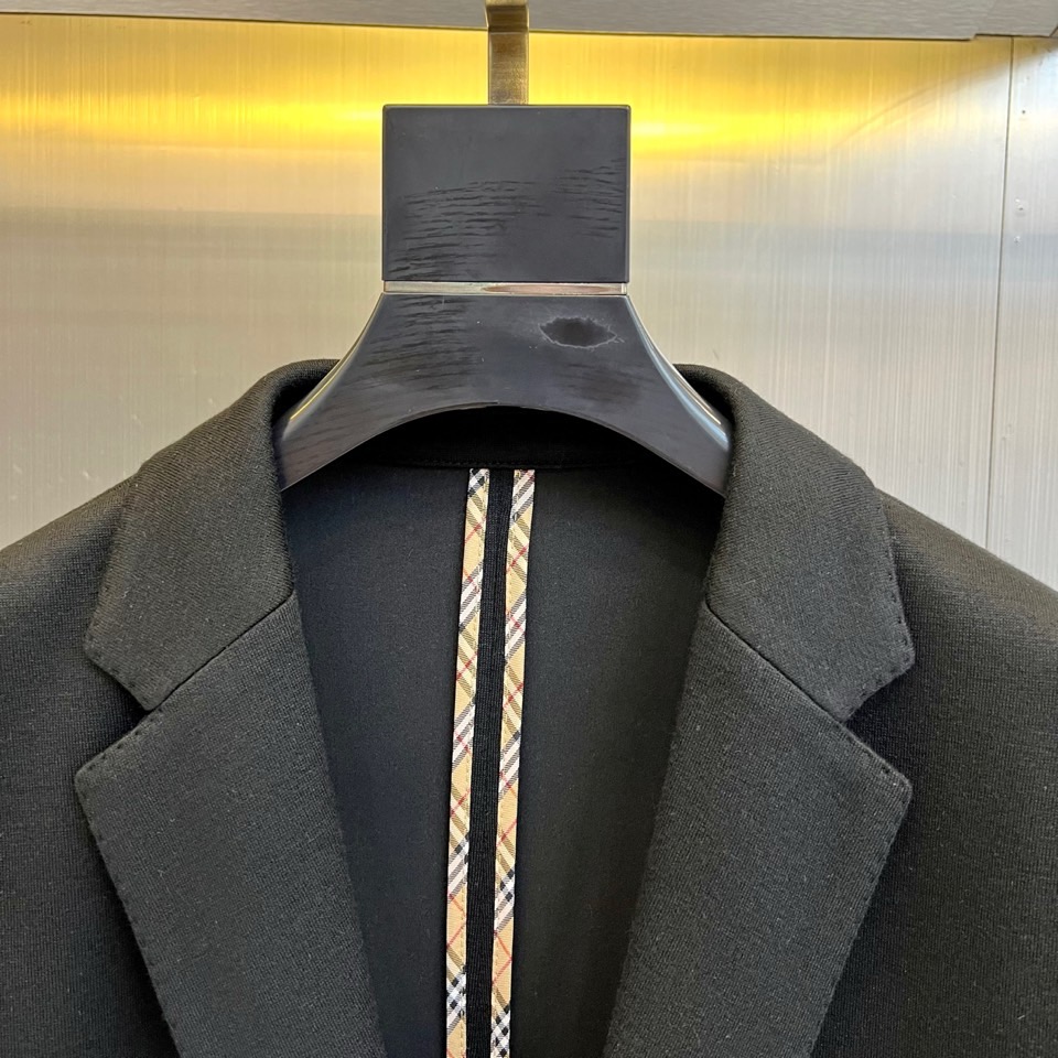 Bur巴宝莉、25FW秋冬新品羊毛西服。触感细腻，挺括性十足，融合了优越的抗起球纤维，兼具极好的抗免烫工