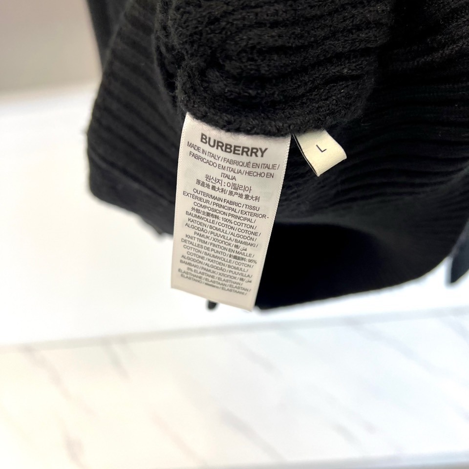 Bur巴宝莉、2025秋冬新品针织外套，以经典灰色诠释现代奢华。款式采用质感针织面料，纹理细腻，立领搭配