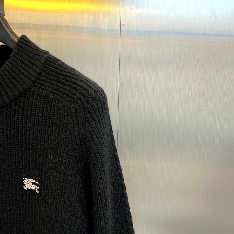 Bur巴宝莉、2025秋冬新品针织外套，以经典灰色诠释现代奢华。款式采用质感针织面料，纹理细腻，立领搭配