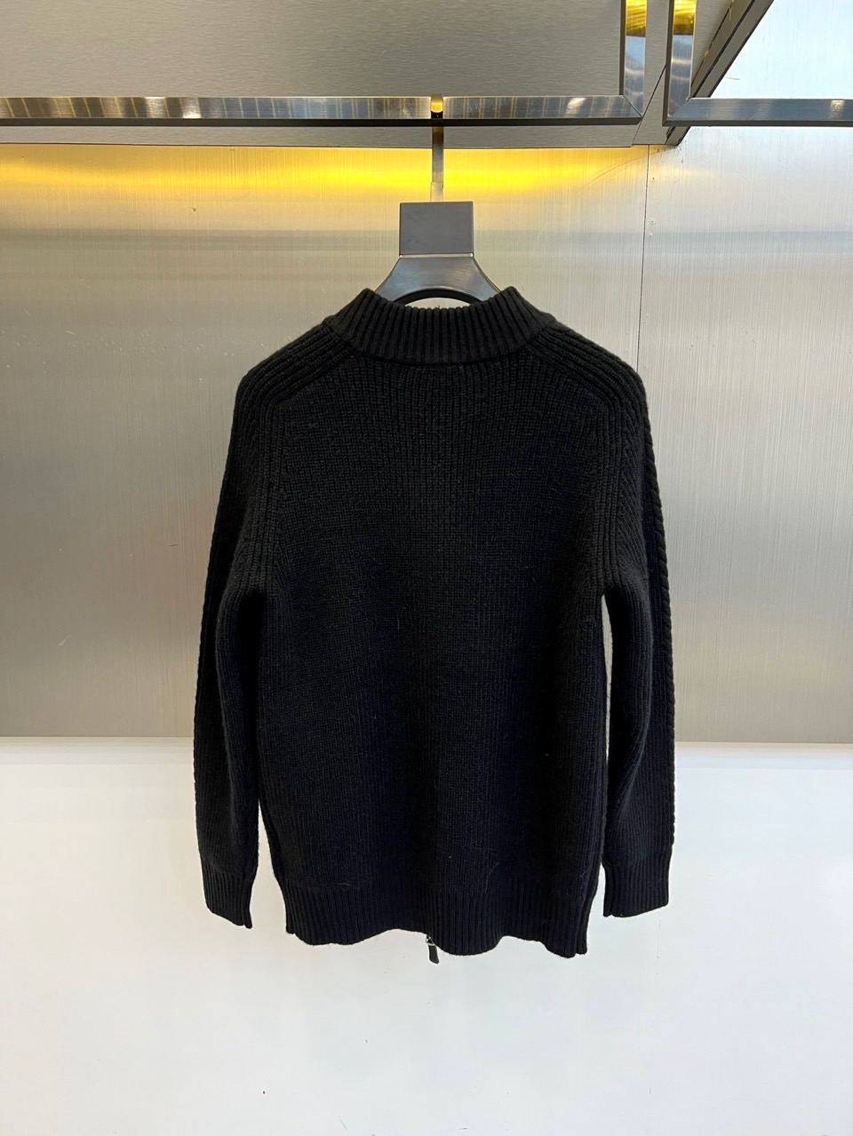 Bur巴宝莉、2025秋冬新品针织外套，以经典灰色诠释现代奢华。款式采用质感针织面料，纹理细腻，立领搭配