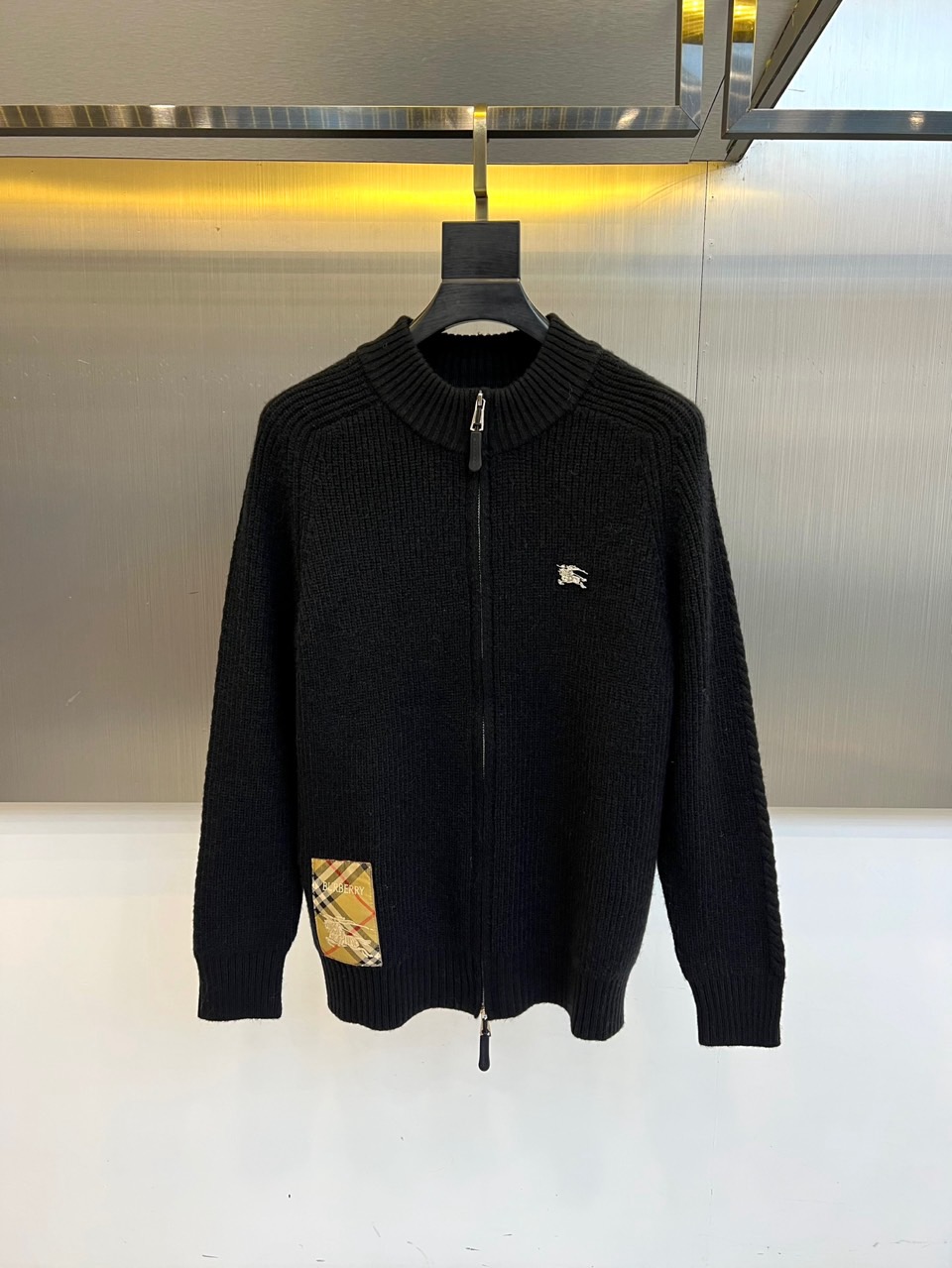 Bur巴宝莉、2025秋冬新品针织外套，以经典灰色诠释现代奢华。款式采用质感针织面料，纹理细腻，立领搭配