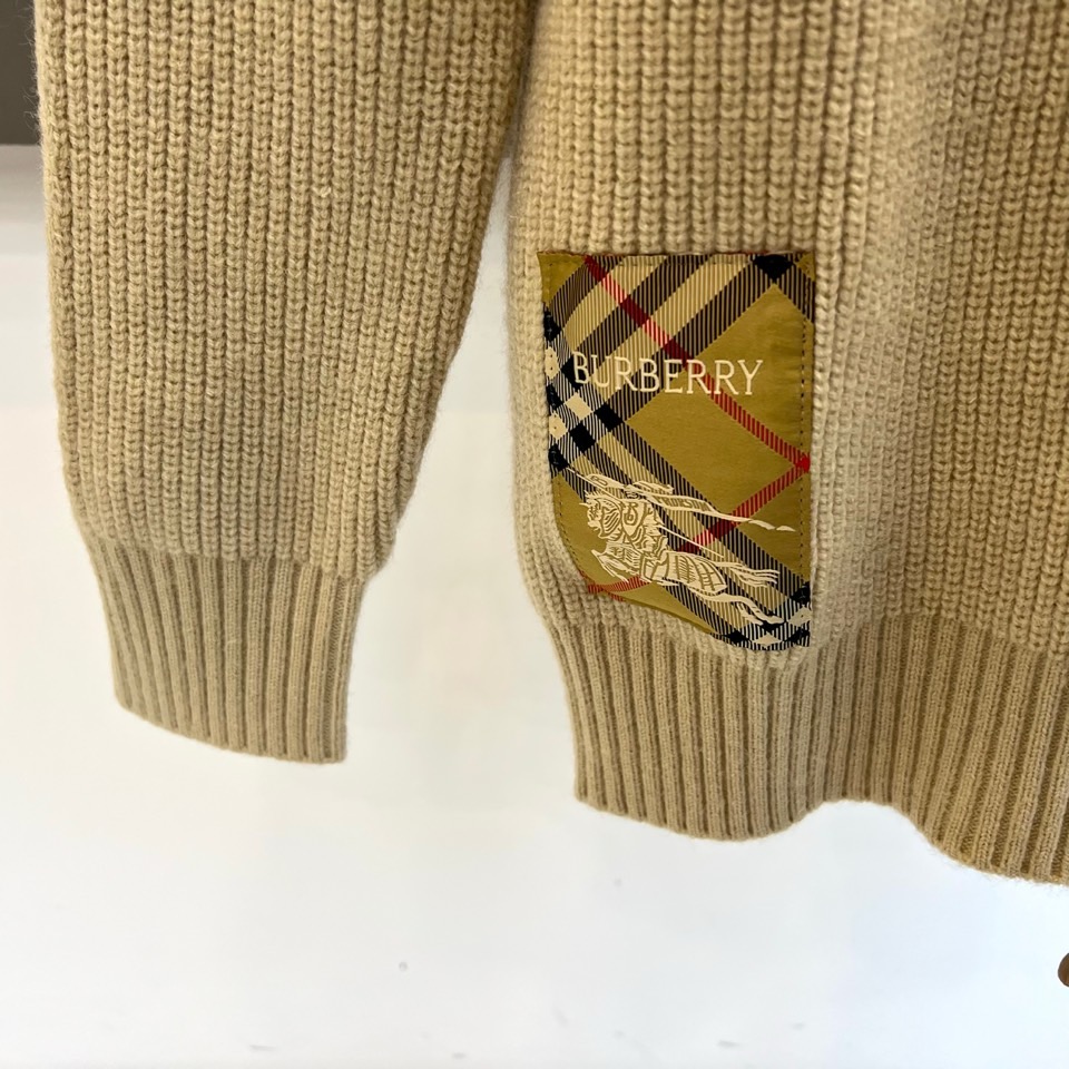 Bur巴宝莉、2025秋冬新品针织外套，以经典灰色诠释现代奢华。款式采用质感针织面料，纹理细腻，立领搭配