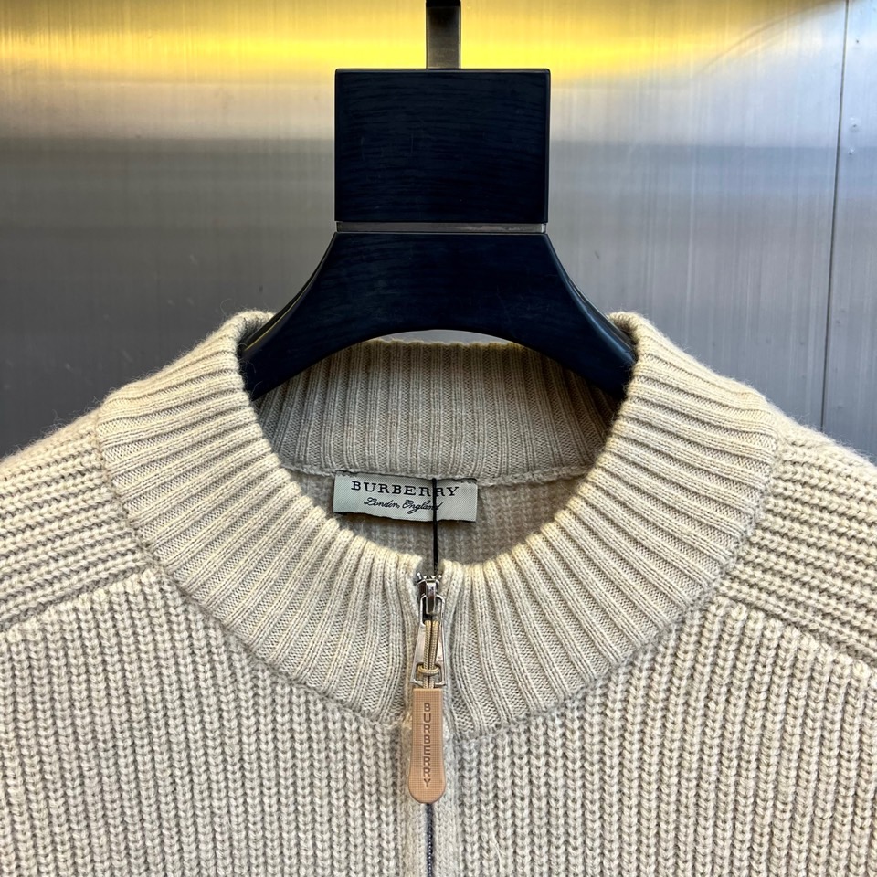 Bur巴宝莉、2025秋冬新品针织外套，以经典灰色诠释现代奢华。款式采用质感针织面料，纹理细腻，立领搭配