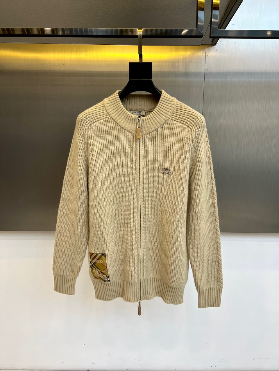 Bur巴宝莉、2025秋冬新品针织外套，以经典灰色诠释现代奢华。款式采用质感针织面料，纹理细腻，立领搭配