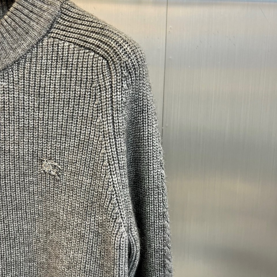 Bur巴宝莉、2025秋冬新品针织外套，以经典灰色诠释现代奢华。款式采用质感针织面料，纹理细腻，立领搭配