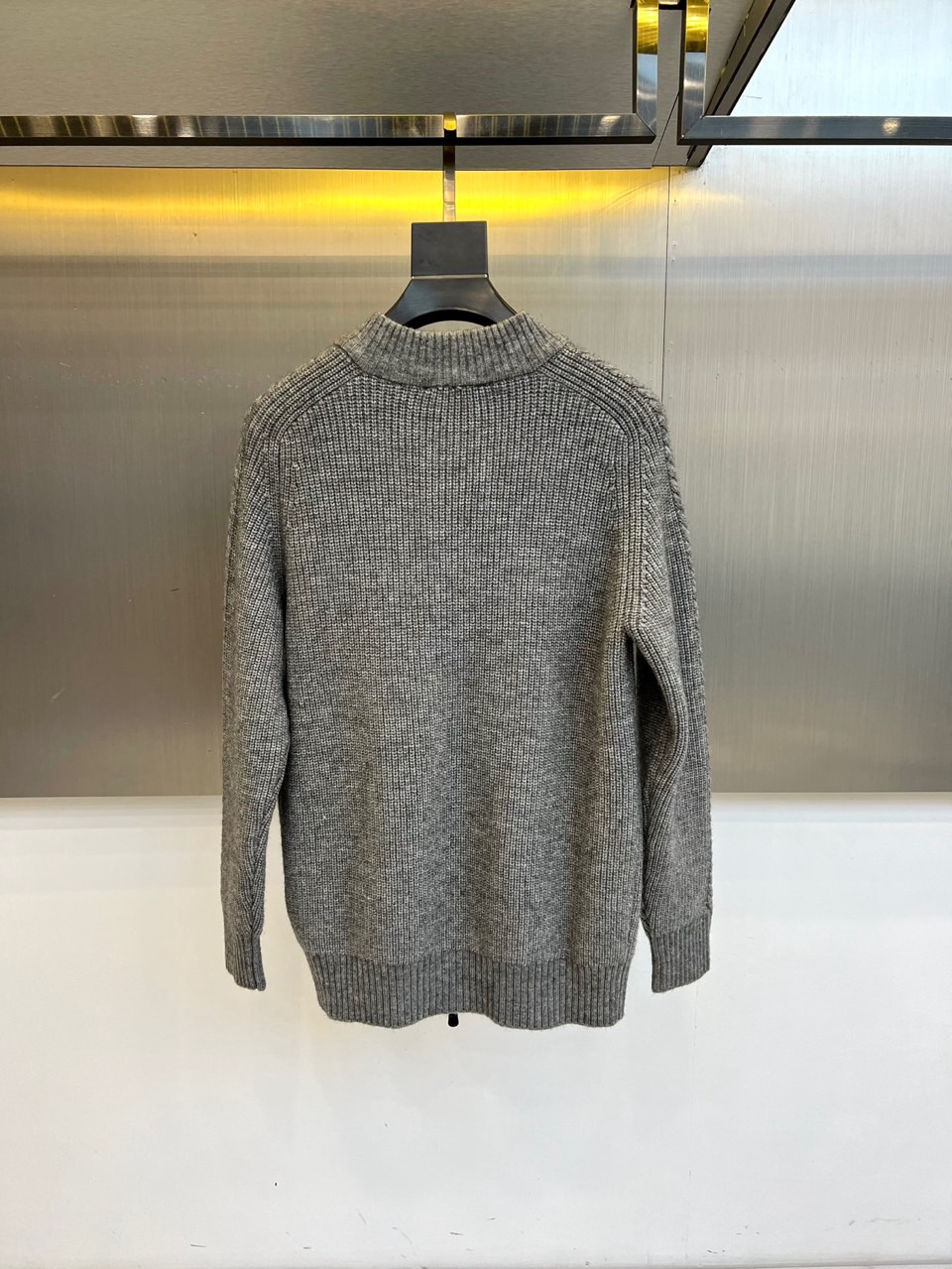 Bur巴宝莉、2025秋冬新品针织外套，以经典灰色诠释现代奢华。款式采用质感针织面料，纹理细腻，立领搭配