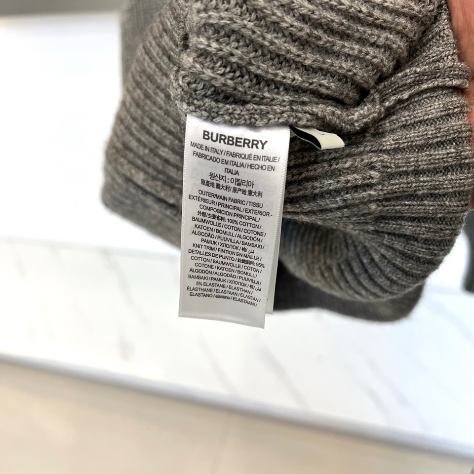 Bur巴宝莉、2025秋冬新品针织外套，以经典灰色诠释现代奢华。款式采用质感针织面料，纹理细腻，立领搭配