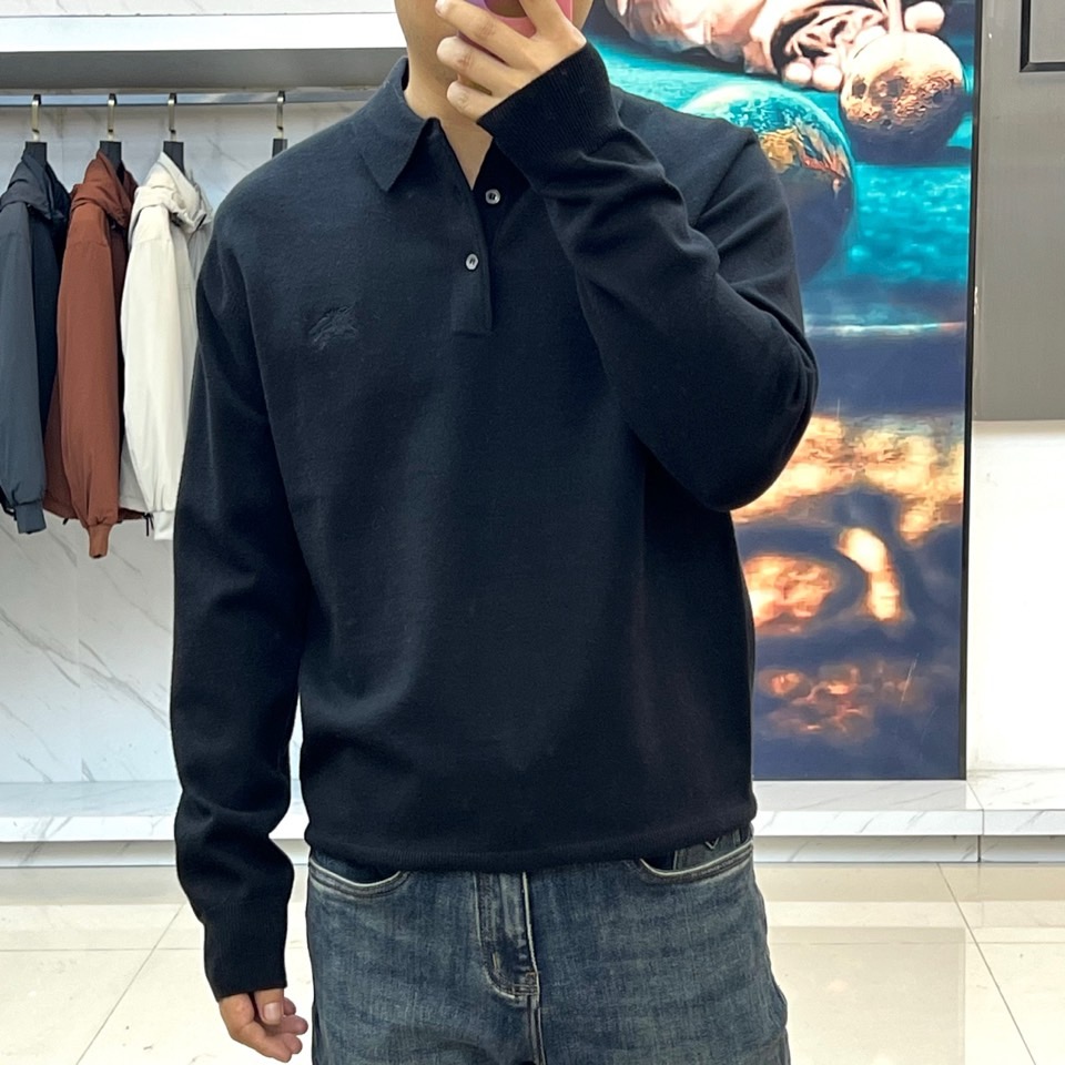 Bur巴宝莉、2025秋冬新品男士针织Polo衫以温润米白诠释现代英伦风尚。这款长袖Polo衫采用100