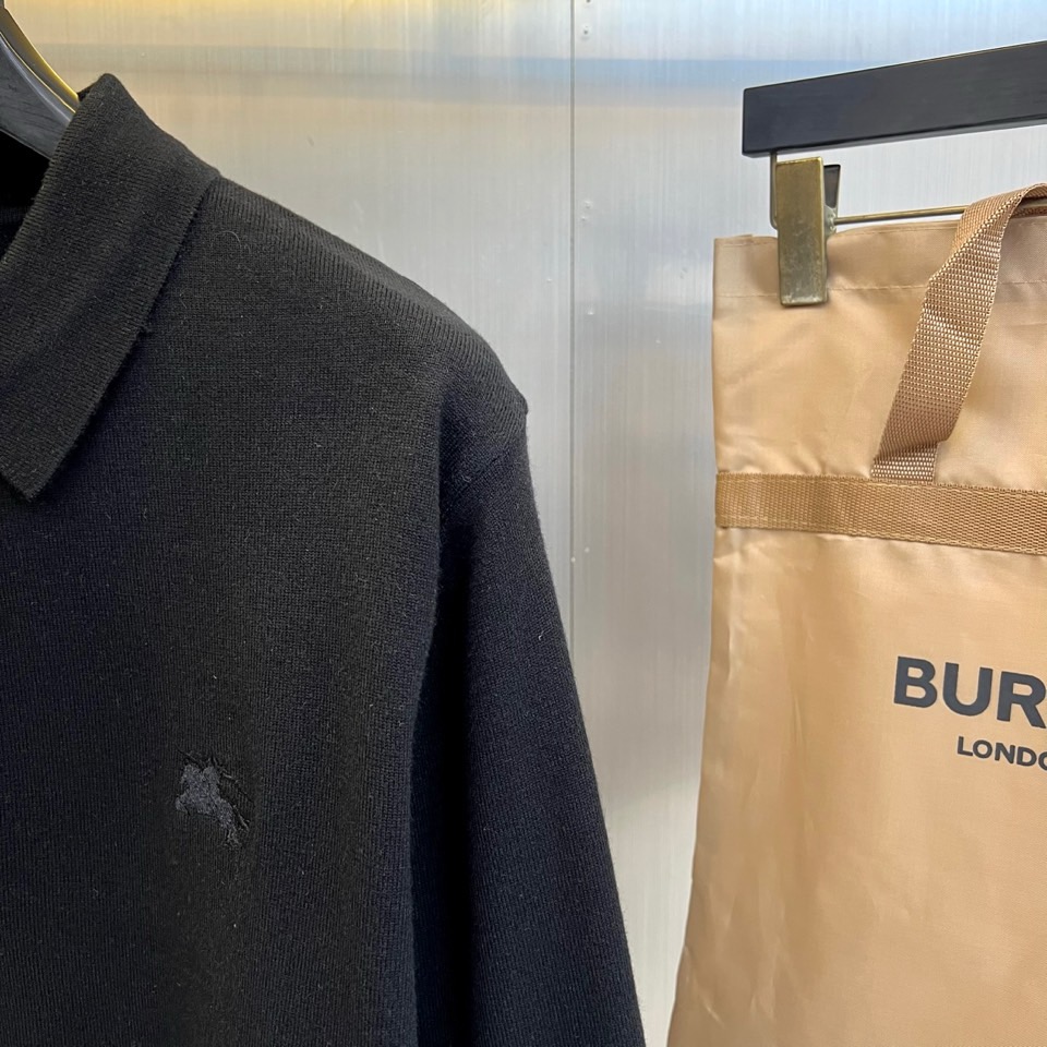 Bur巴宝莉、2025秋冬新品男士针织Polo衫以温润米白诠释现代英伦风尚。这款长袖Polo衫采用100