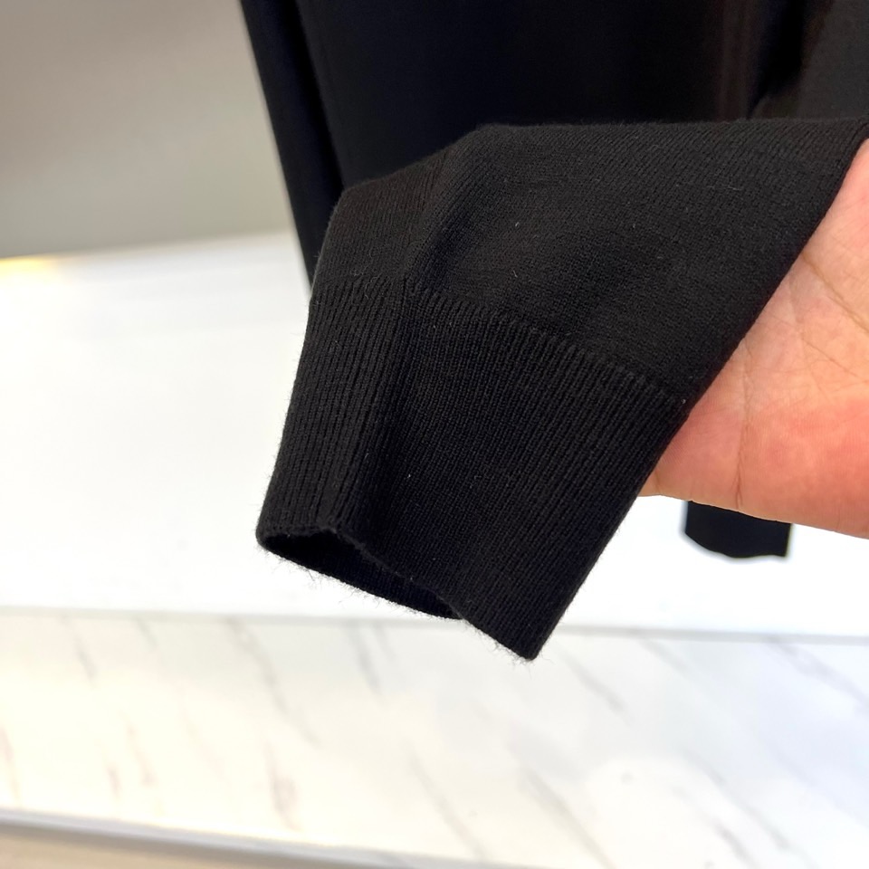 Bur巴宝莉、2025秋冬新品男士针织Polo衫以温润米白诠释现代英伦风尚。这款长袖Polo衫采用100