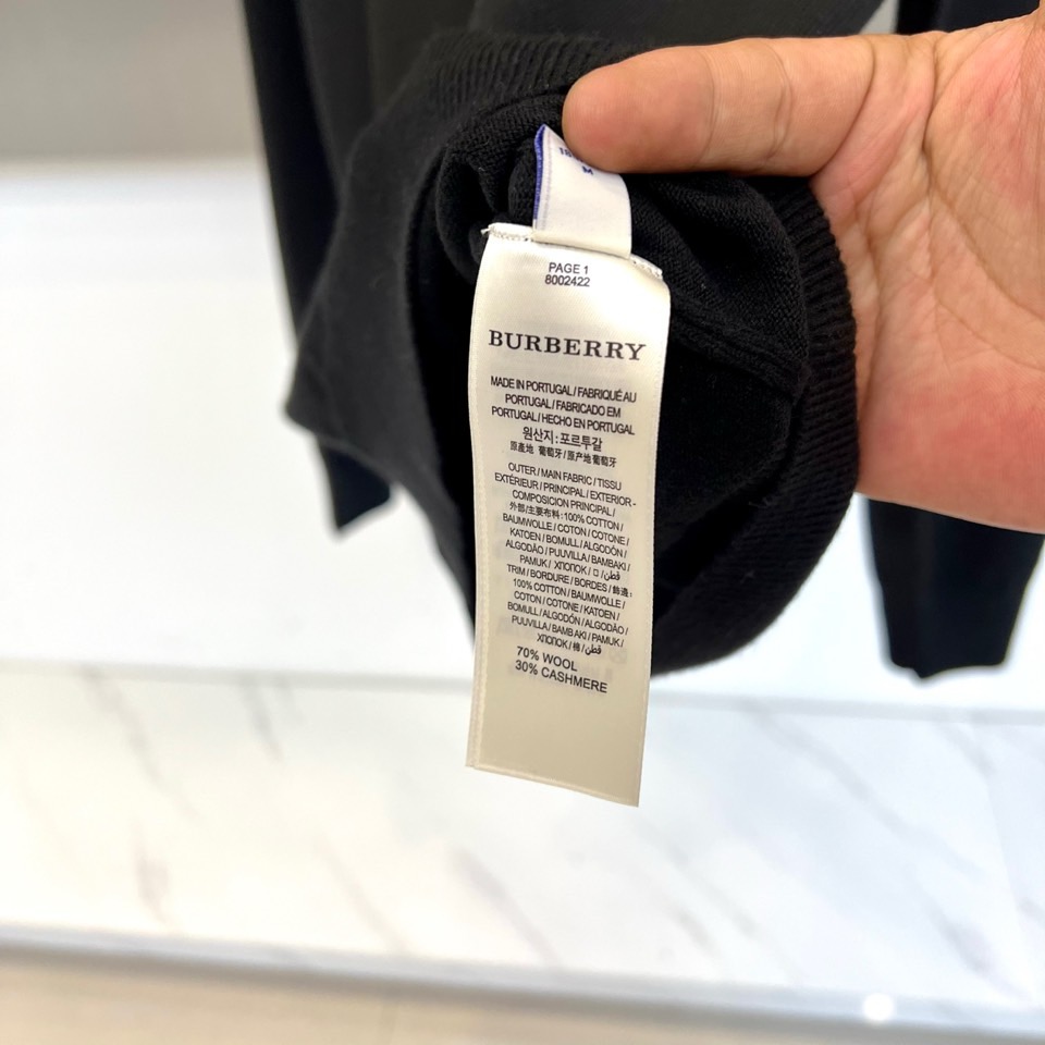 Bur巴宝莉、2025秋冬新品男士针织Polo衫以温润米白诠释现代英伦风尚。这款长袖Polo衫采用100