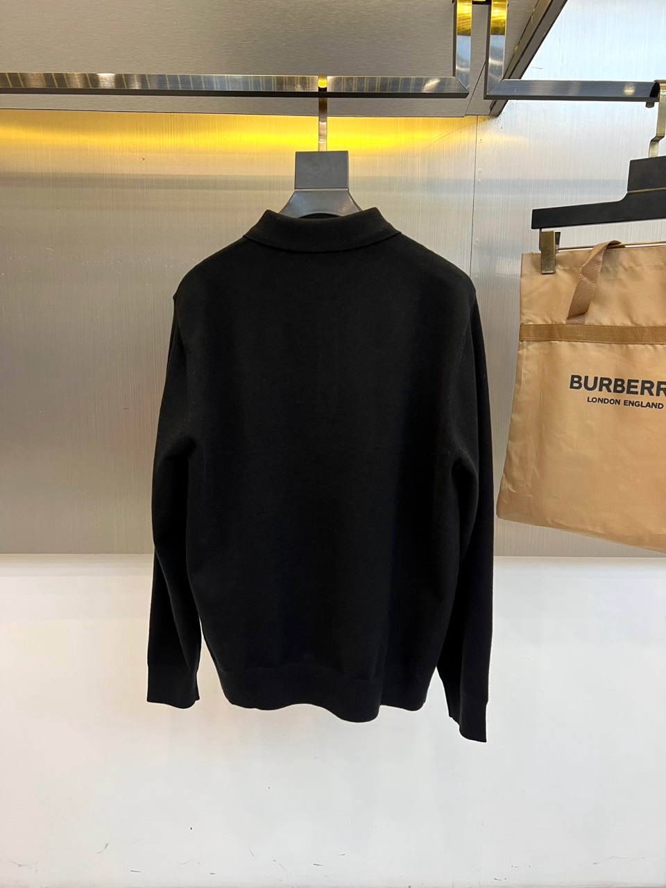 Bur巴宝莉、2025秋冬新品男士针织Polo衫以温润米白诠释现代英伦风尚。这款长袖Polo衫采用100