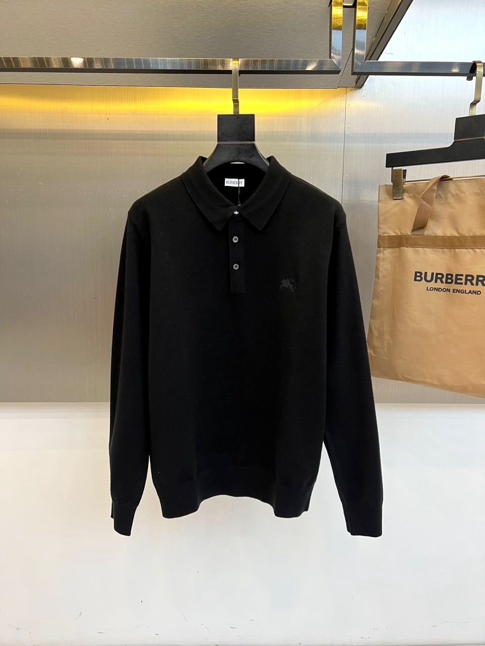 Bur巴宝莉、2025秋冬新品男士针织Polo衫以温润米白诠释现代英伦风尚。这款长袖Polo衫采用100