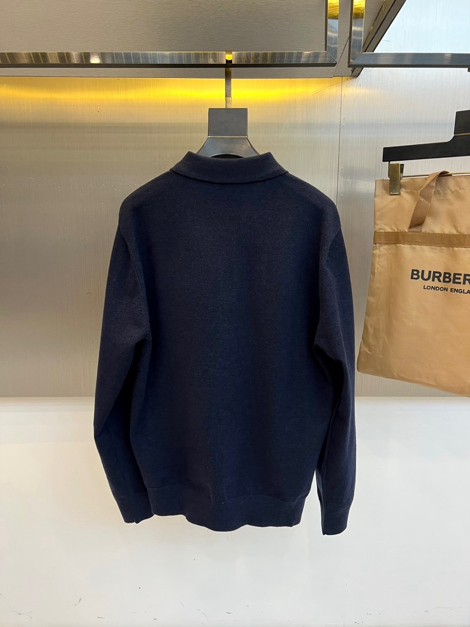 Bur巴宝莉、2025秋冬新品男士针织Polo衫以温润米白诠释现代英伦风尚。这款长袖Polo衫采用100