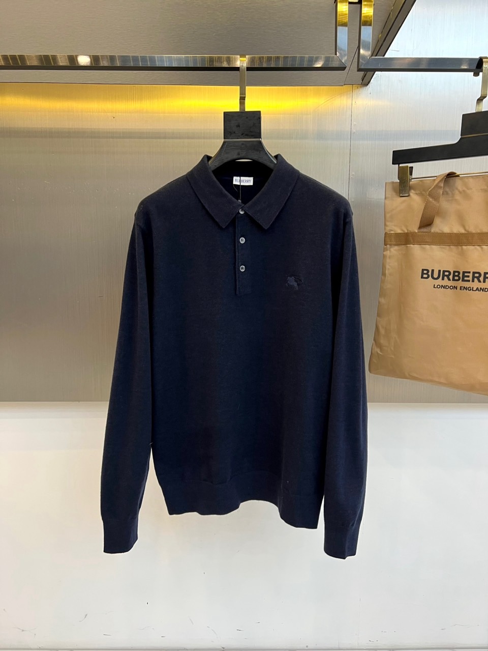 Bur巴宝莉、2025秋冬新品男士针织Polo衫以温润米白诠释现代英伦风尚。这款长袖Polo衫采用100