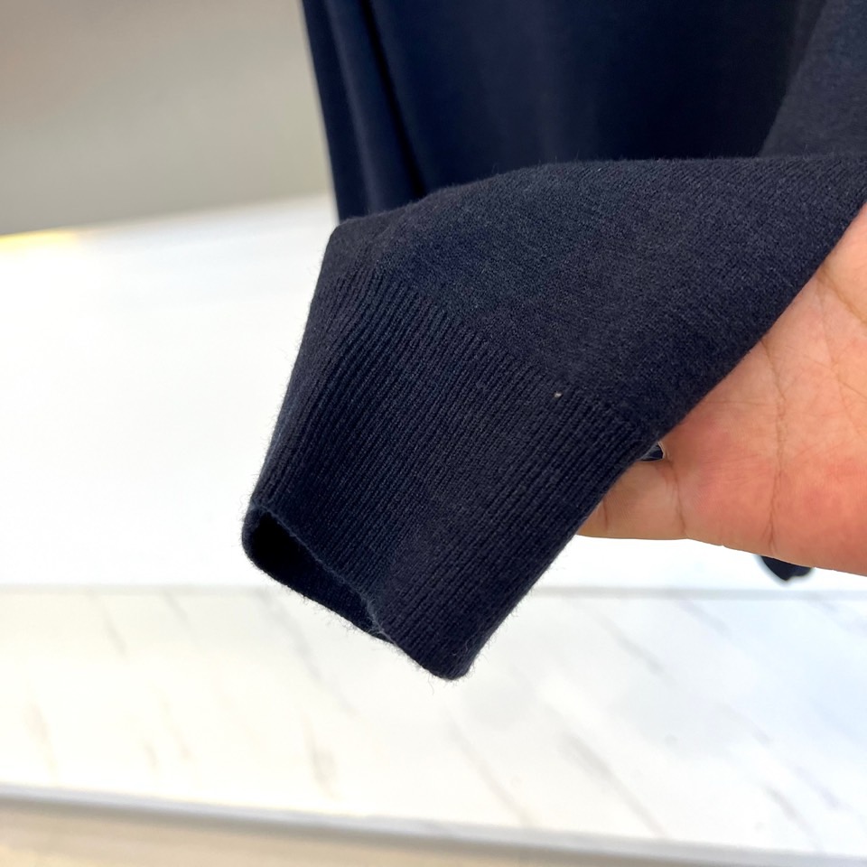 Bur巴宝莉、2025秋冬新品男士针织Polo衫以温润米白诠释现代英伦风尚。这款长袖Polo衫采用100