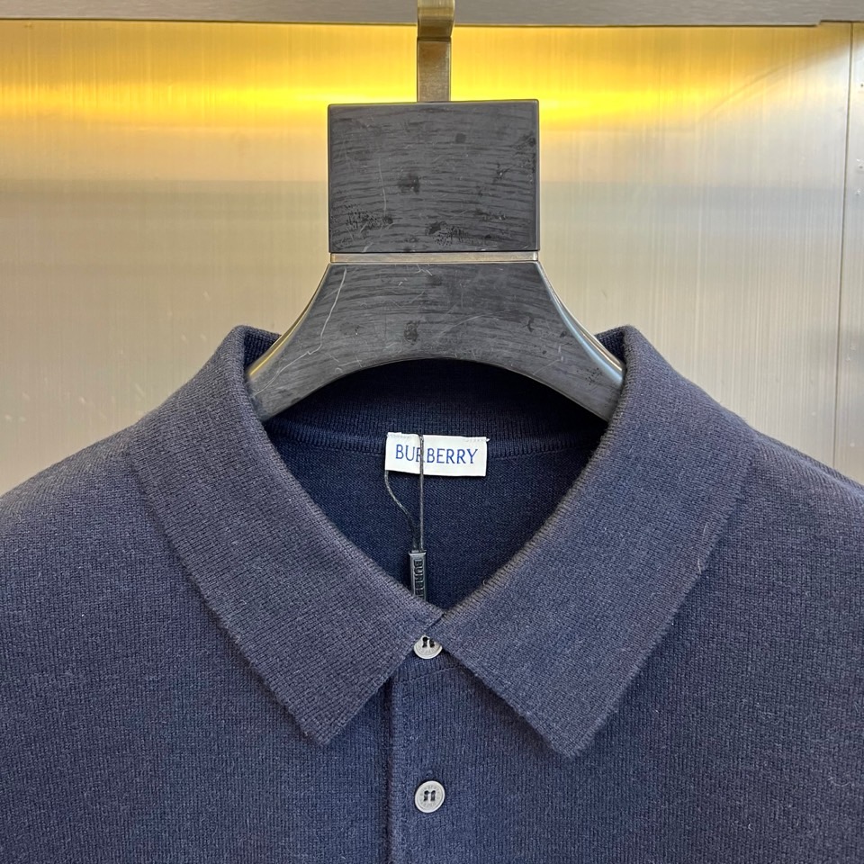 Bur巴宝莉、2025秋冬新品男士针织Polo衫以温润米白诠释现代英伦风尚。这款长袖Polo衫采用100
