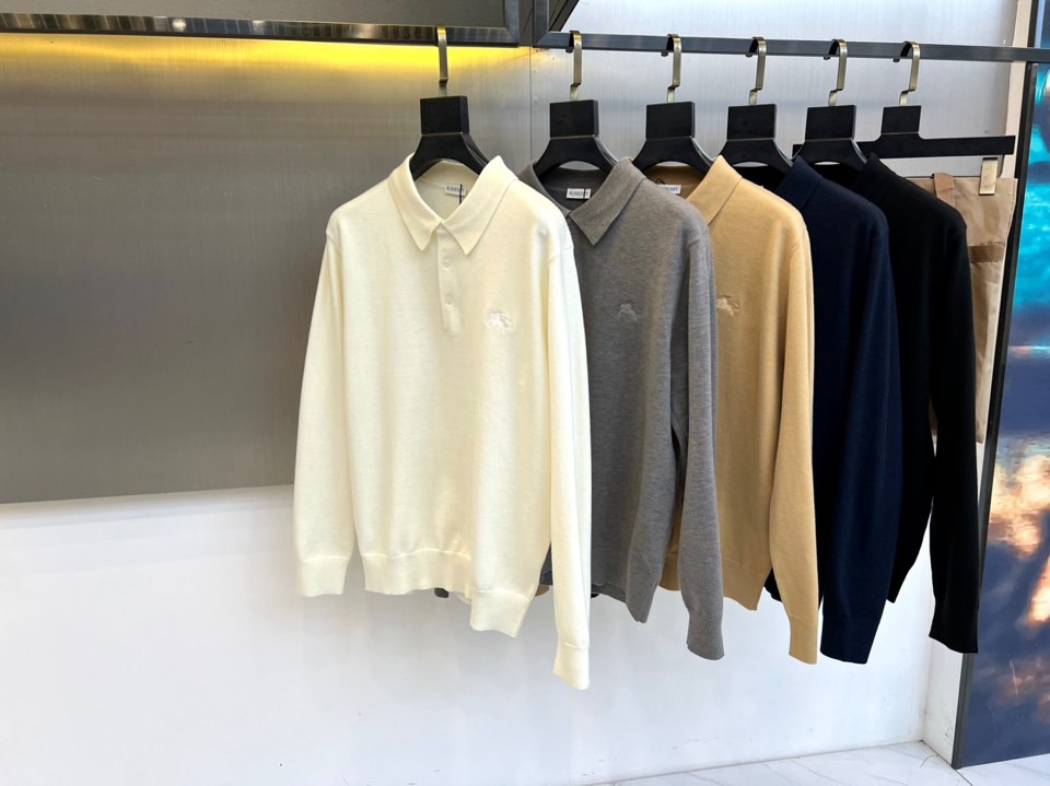 Bur巴宝莉、2025秋冬新品男士针织Polo衫以温润米白诠释现代英伦风尚。这款长袖Polo衫采用100