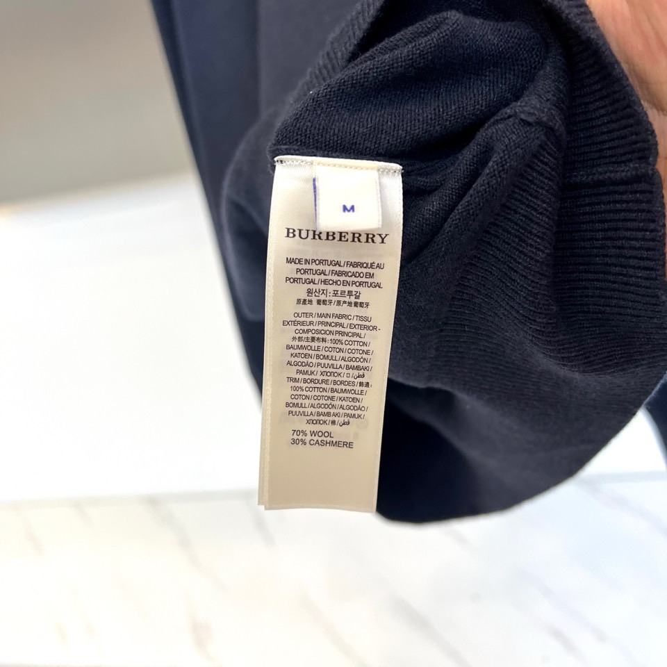 Bur巴宝莉、2025秋冬新品男士针织Polo衫以温润米白诠释现代英伦风尚。这款长袖Polo衫采用100