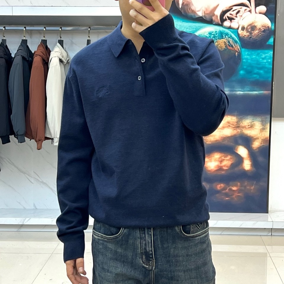 Bur巴宝莉、2025秋冬新品男士针织Polo衫以温润米白诠释现代英伦风尚。这款长袖Polo衫采用100