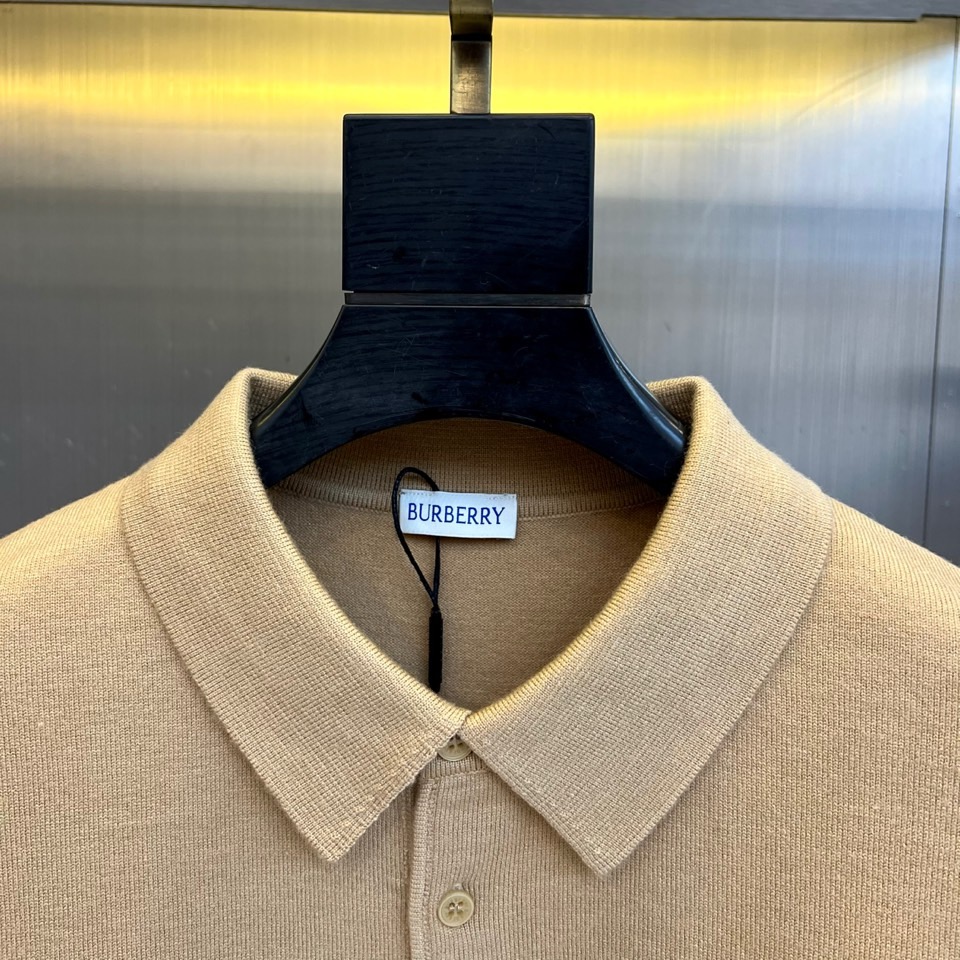 Bur巴宝莉、2025秋冬新品男士针织Polo衫以温润米白诠释现代英伦风尚。这款长袖Polo衫采用100
