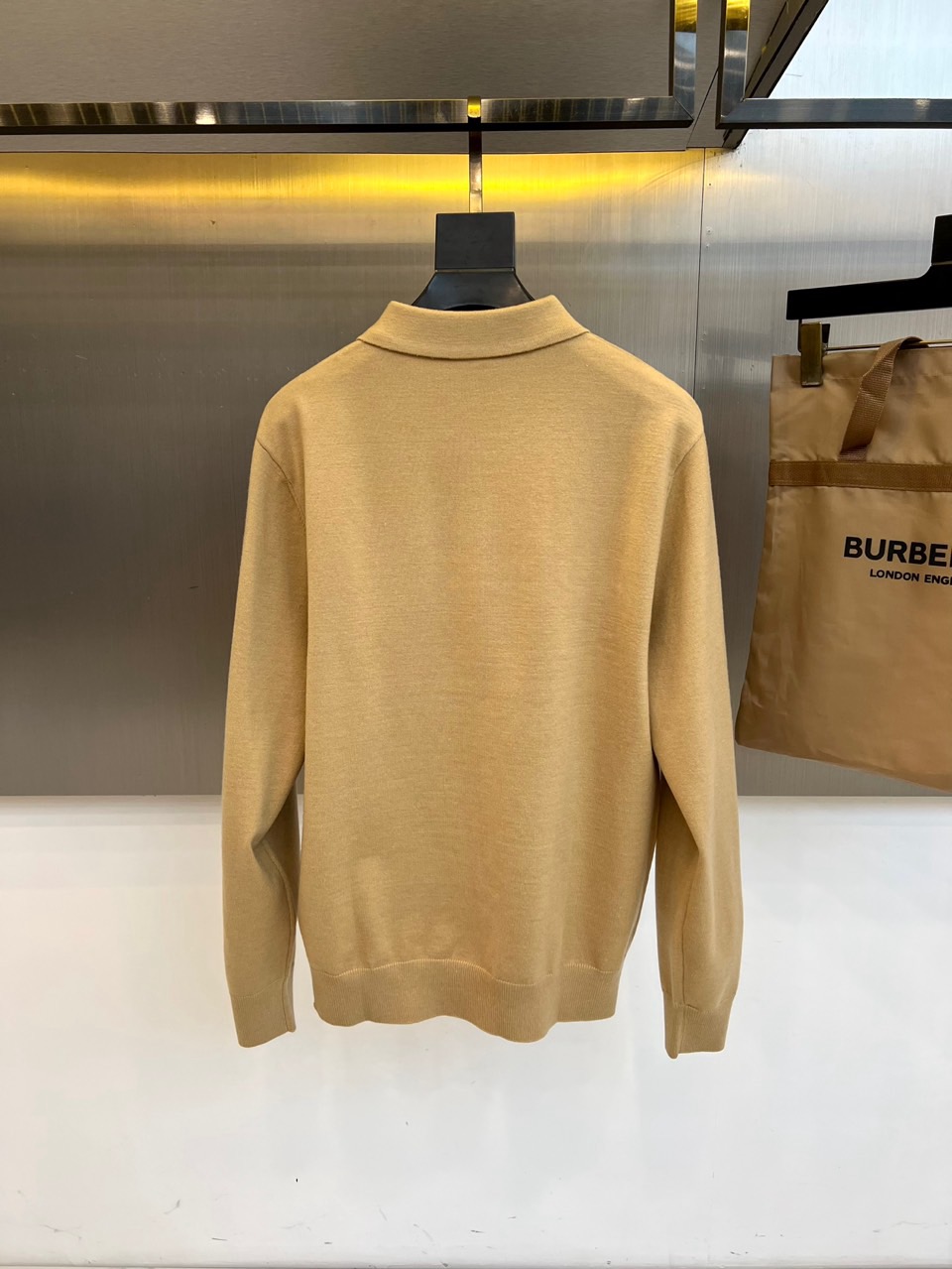 Bur巴宝莉、2025秋冬新品男士针织Polo衫以温润米白诠释现代英伦风尚。这款长袖Polo衫采用100