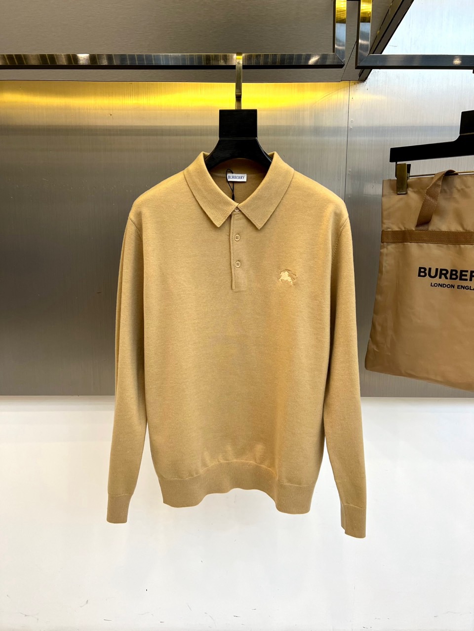 Bur巴宝莉、2025秋冬新品男士针织Polo衫以温润米白诠释现代英伦风尚。这款长袖Polo衫采用100