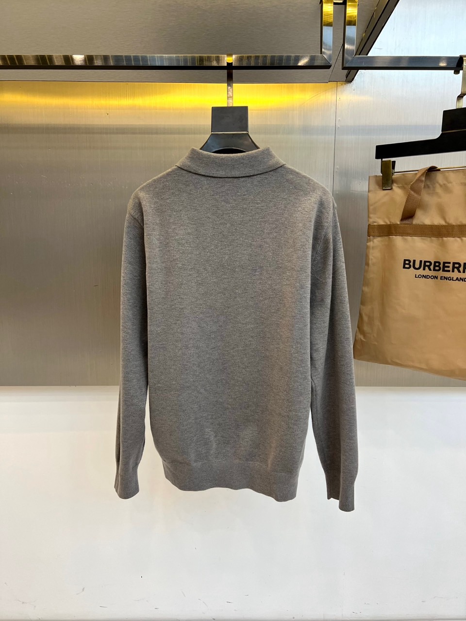 Bur巴宝莉、2025秋冬新品男士针织Polo衫以温润米白诠释现代英伦风尚。这款长袖Polo衫采用100