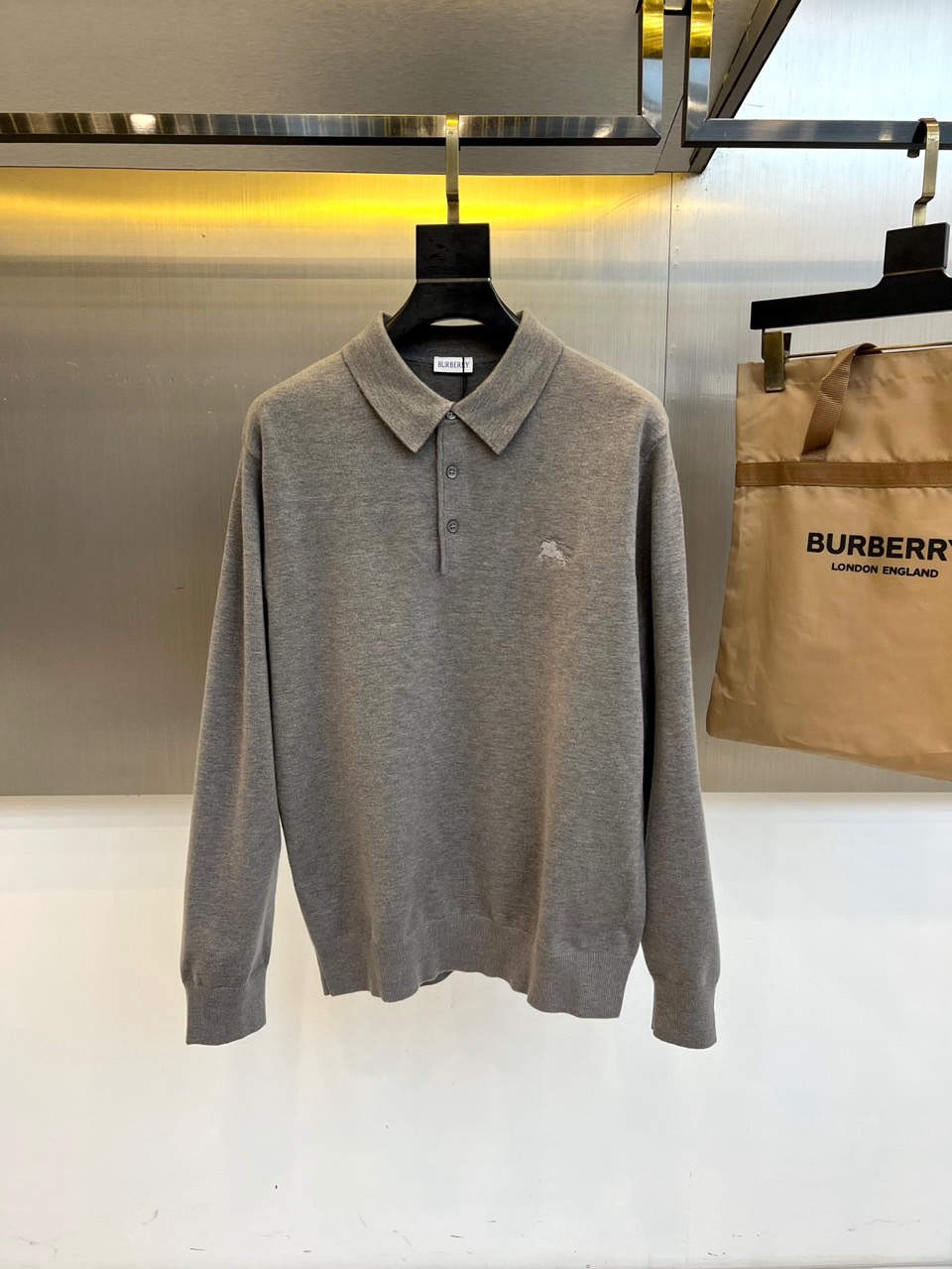 Bur巴宝莉、2025秋冬新品男士针织Polo衫以温润米白诠释现代英伦风尚。这款长袖Polo衫采用100