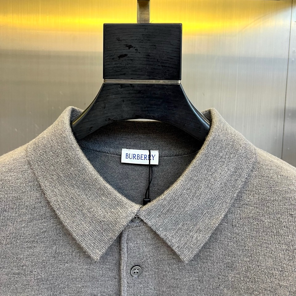 Bur巴宝莉、2025秋冬新品男士针织Polo衫以温润米白诠释现代英伦风尚。这款长袖Polo衫采用100