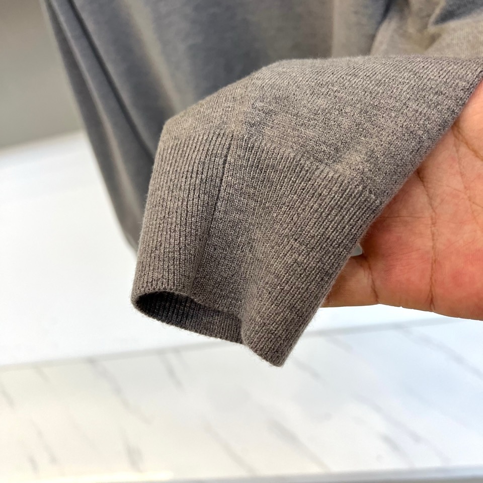 Bur巴宝莉、2025秋冬新品男士针织Polo衫以温润米白诠释现代英伦风尚。这款长袖Polo衫采用100