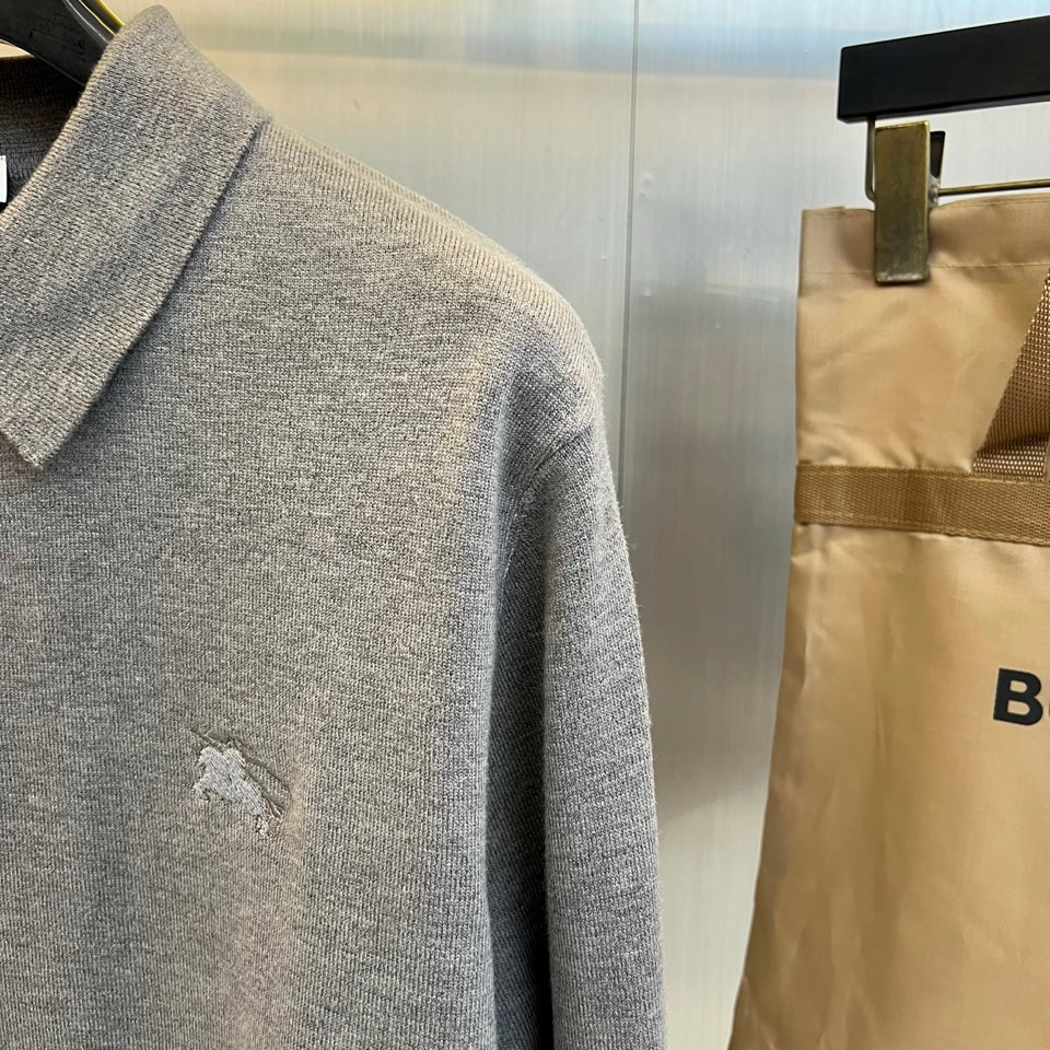 Bur巴宝莉、2025秋冬新品男士针织Polo衫以温润米白诠释现代英伦风尚。这款长袖Polo衫采用100