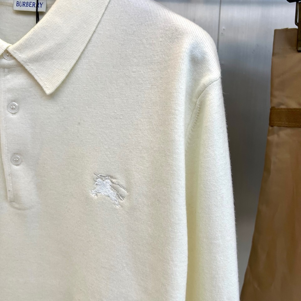 Bur巴宝莉、2025秋冬新品男士针织Polo衫以温润米白诠释现代英伦风尚。这款长袖Polo衫采用100