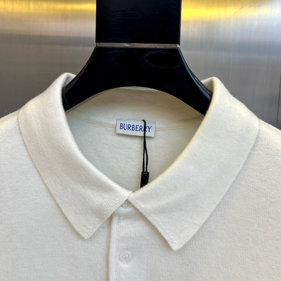 Bur巴宝莉、2025秋冬新品男士针织Polo衫以温润米白诠释现代英伦风尚。这款长袖Polo衫采用100
