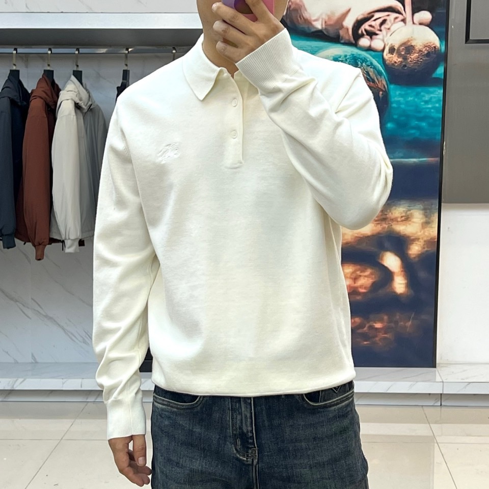 Bur巴宝莉、2025秋冬新品男士针织Polo衫以温润米白诠释现代英伦风尚。这款长袖Polo衫采用100