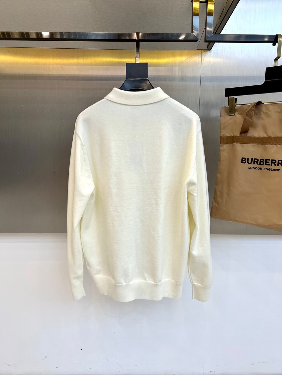 Bur巴宝莉、2025秋冬新品男士针织Polo衫以温润米白诠释现代英伦风尚。这款长袖Polo衫采用100